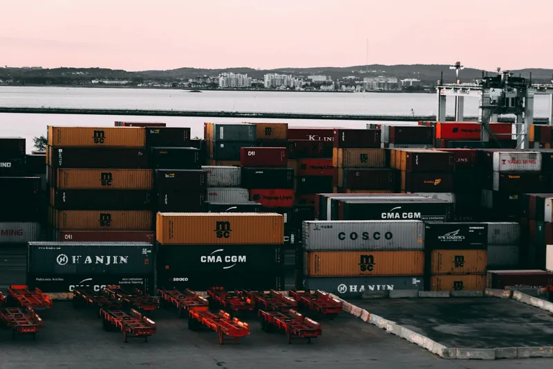 Conteneurs empilés sur un terminal portuaire au crépuscule