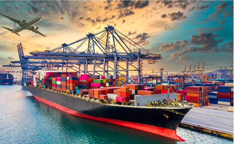 Terminal portuaire à conteneurs et fret aérien au-dessus du quai