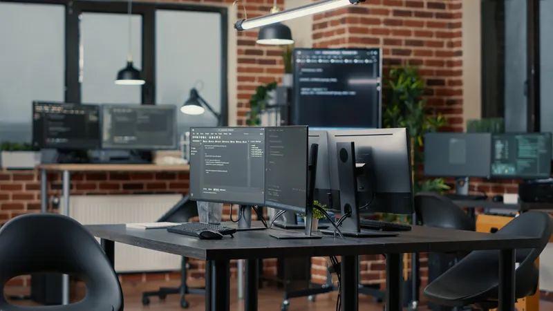 Espace de travail de développement avec plusieurs écrans de code