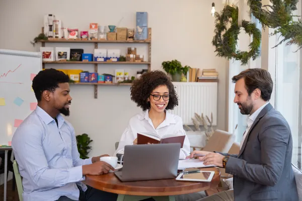 Séance de travail entre conseillers et client