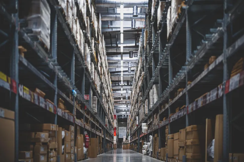 Allée d'un entrepôt logistique